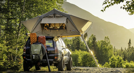 Echipament pentru exterior: corturi, echipament de camping, accesorii pentru drumeții și unelte de supraviețuire.